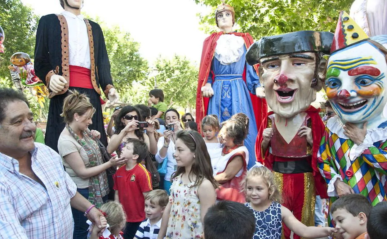 Desfile de gigantes y cabezudos por el centro de Badajoz 