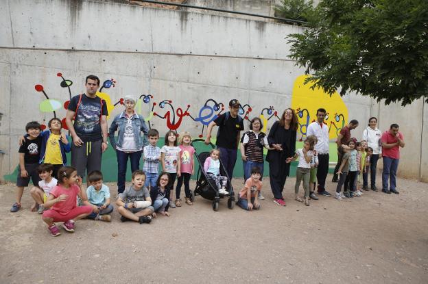 El alumnado de cinco años del colegio público Prácticas ha colaborado en la elaboración del mural. :: armando méndez