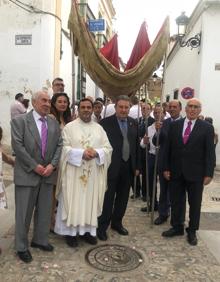 Imagen secundaria 2 - Arriba, altar de Santa Catalina, abajo izq padres de los niños de comunion, abajo der autoridades y sacerdote