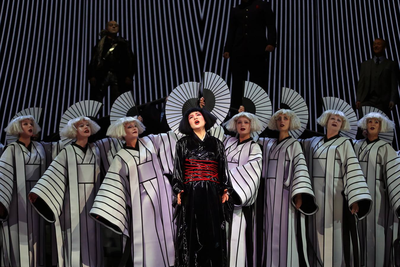 Actores interpretan a Suzuki (i) y a la joven Cio-Cio-San en una escena de la ópera «Madama Butterfly» durante un ensayo general en la Casa de la Ópera de Sídney en Nueva Gales del Sur, Australia