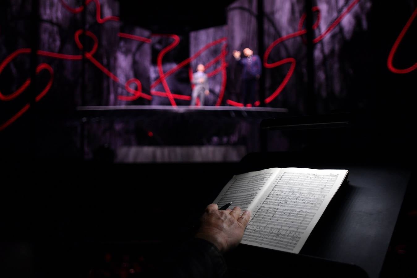 Actores interpretan a Suzuki (i) y a la joven Cio-Cio-San en una escena de la ópera «Madama Butterfly» durante un ensayo general en la Casa de la Ópera de Sídney en Nueva Gales del Sur, Australia