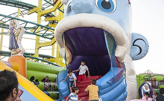 Saúl, con los pantolones rojos, jugando en el castillo hinchable