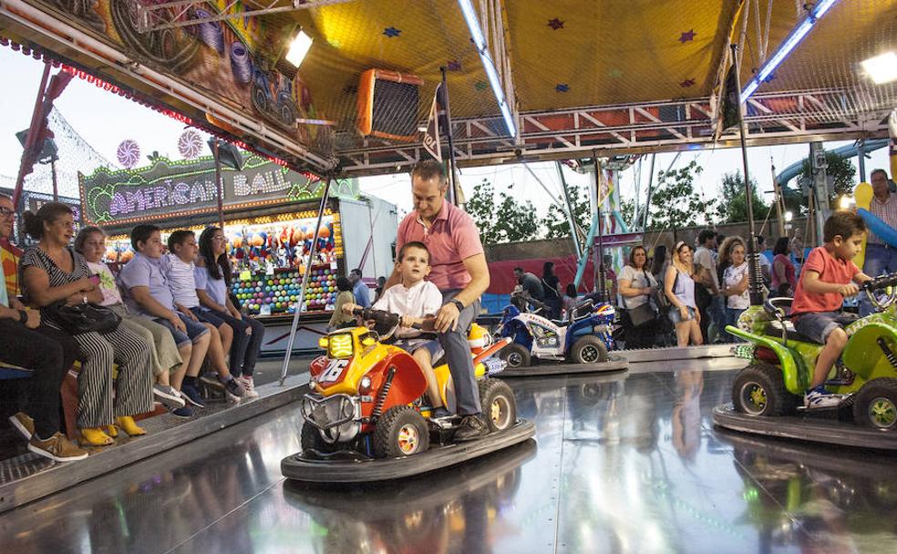 Javier, junto con su padre Manuel Leva, en el circuito de motos