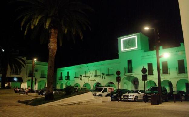 Edificios de la Plaza de España, iluminados con el color verde reivindicativo de la ELA. 