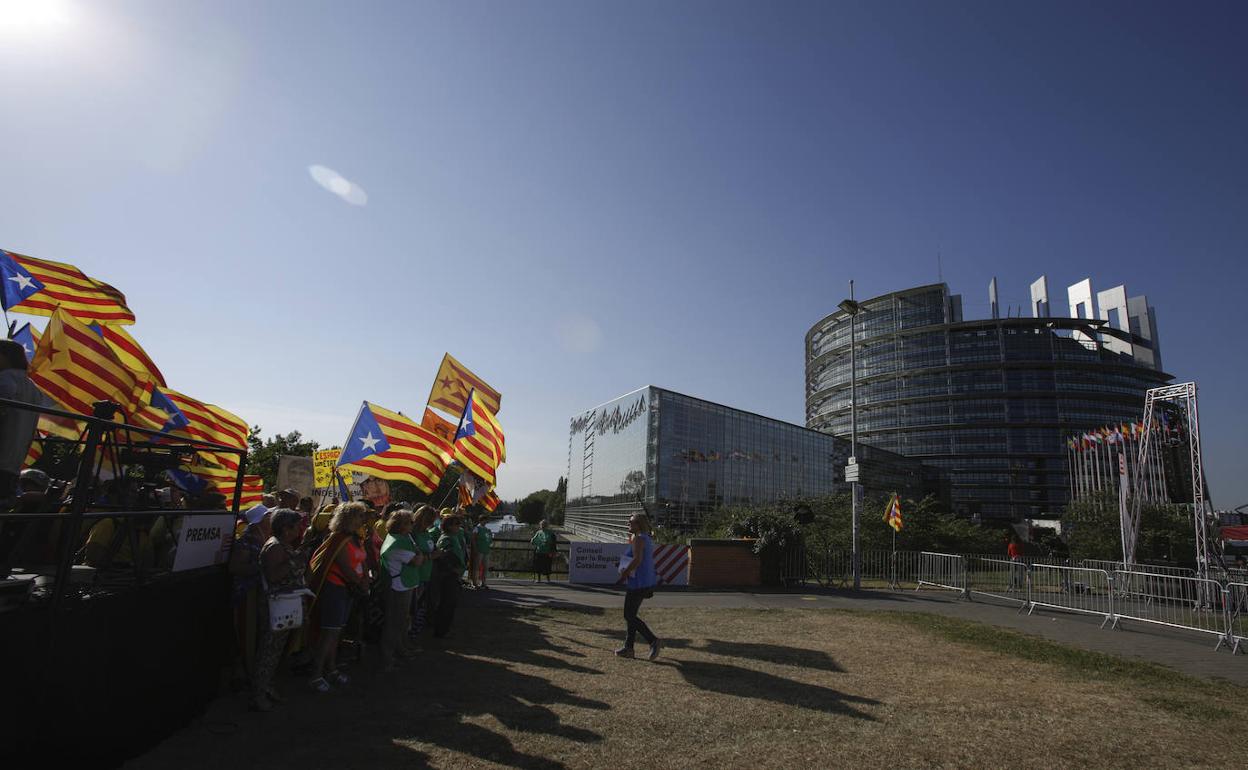 Cientos de independentistas se concentran frente al Parlamento Europeo en Estrasburgo.