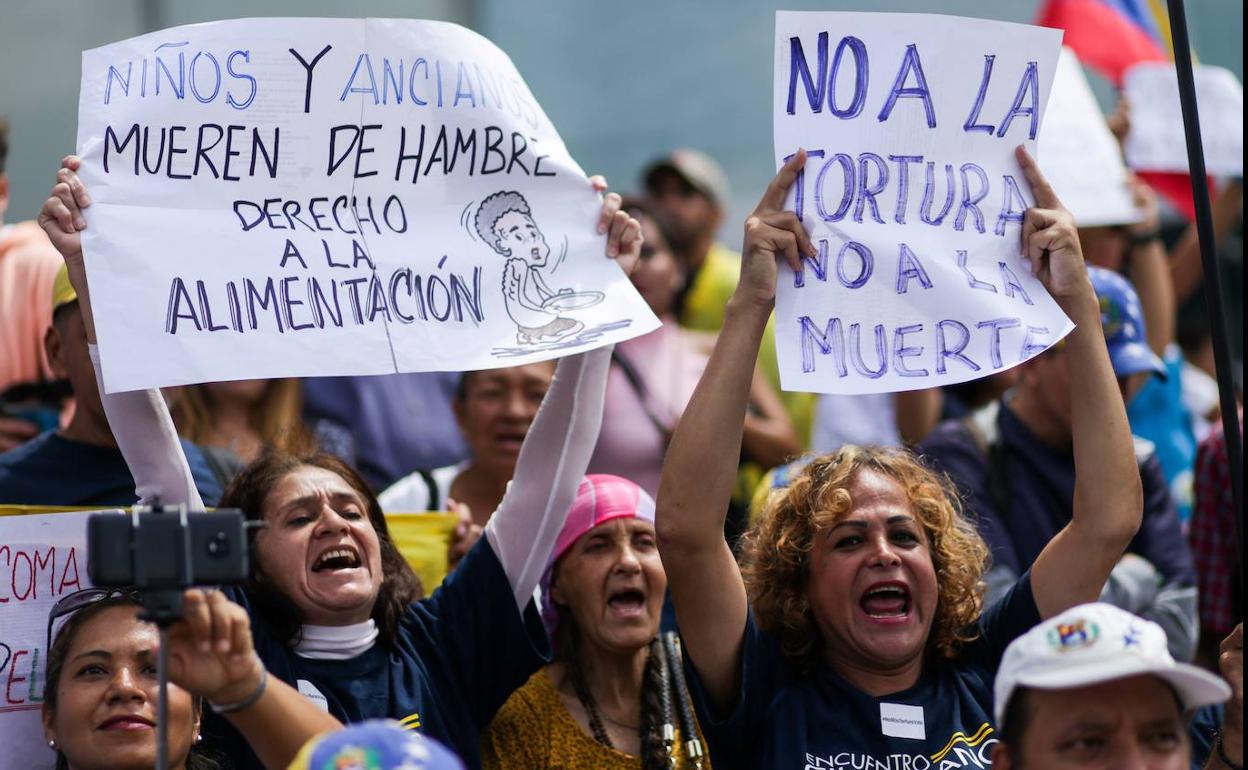 Opositores protestan contra el Gobierno de Nicolás Maduro frente a la sede de los programas de desarrollo de la ONU en Caracas.