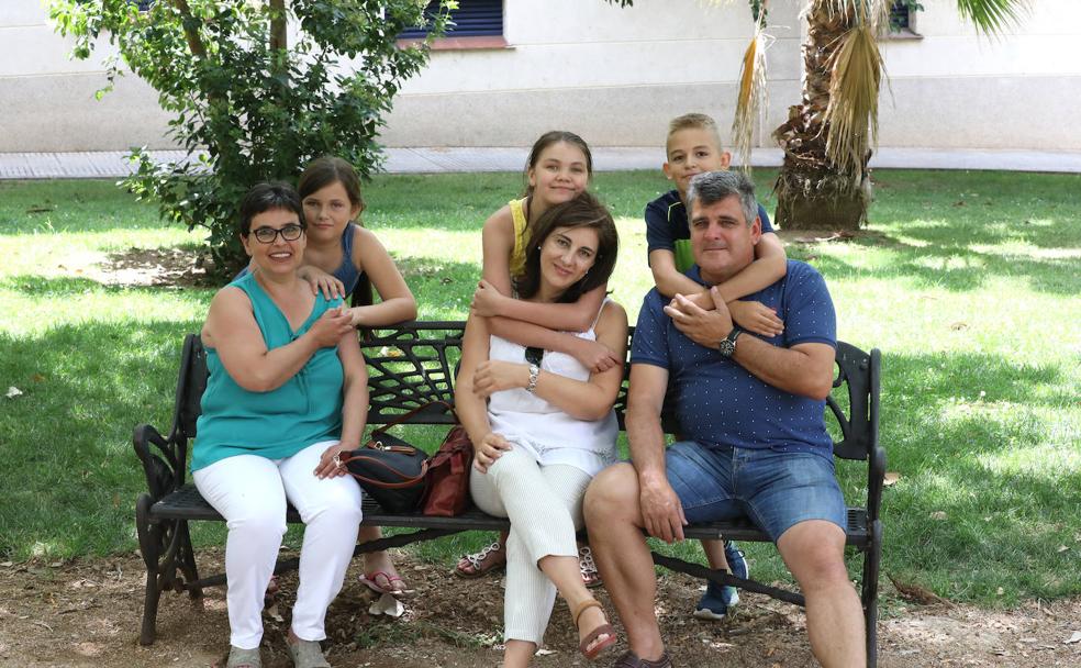 Mª Luisa, Mª Eulalia y Juan Manuel con sus niños de acogida.