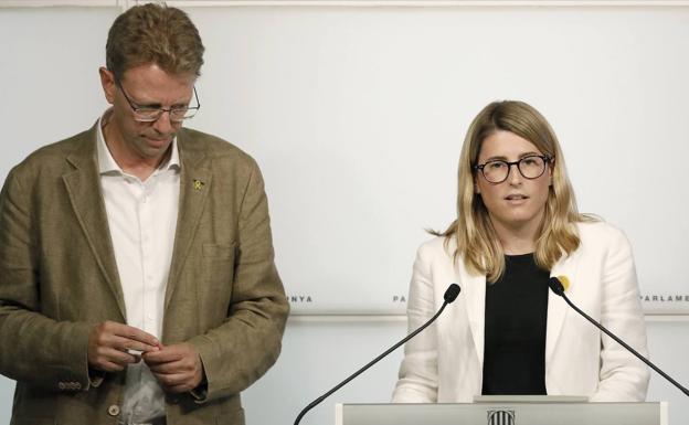 Los dirigentes de JxCat, Elsa Artadi (d) y Ferran Bel (i) , durante la rueda de prensa que han ofrecido este lunes en el Parlament.