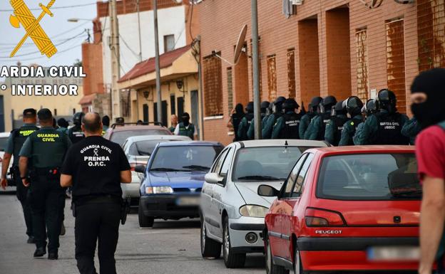 Fotografía facilitada por la Guardia Civil de una macrooperación en Roquetas de mar. 