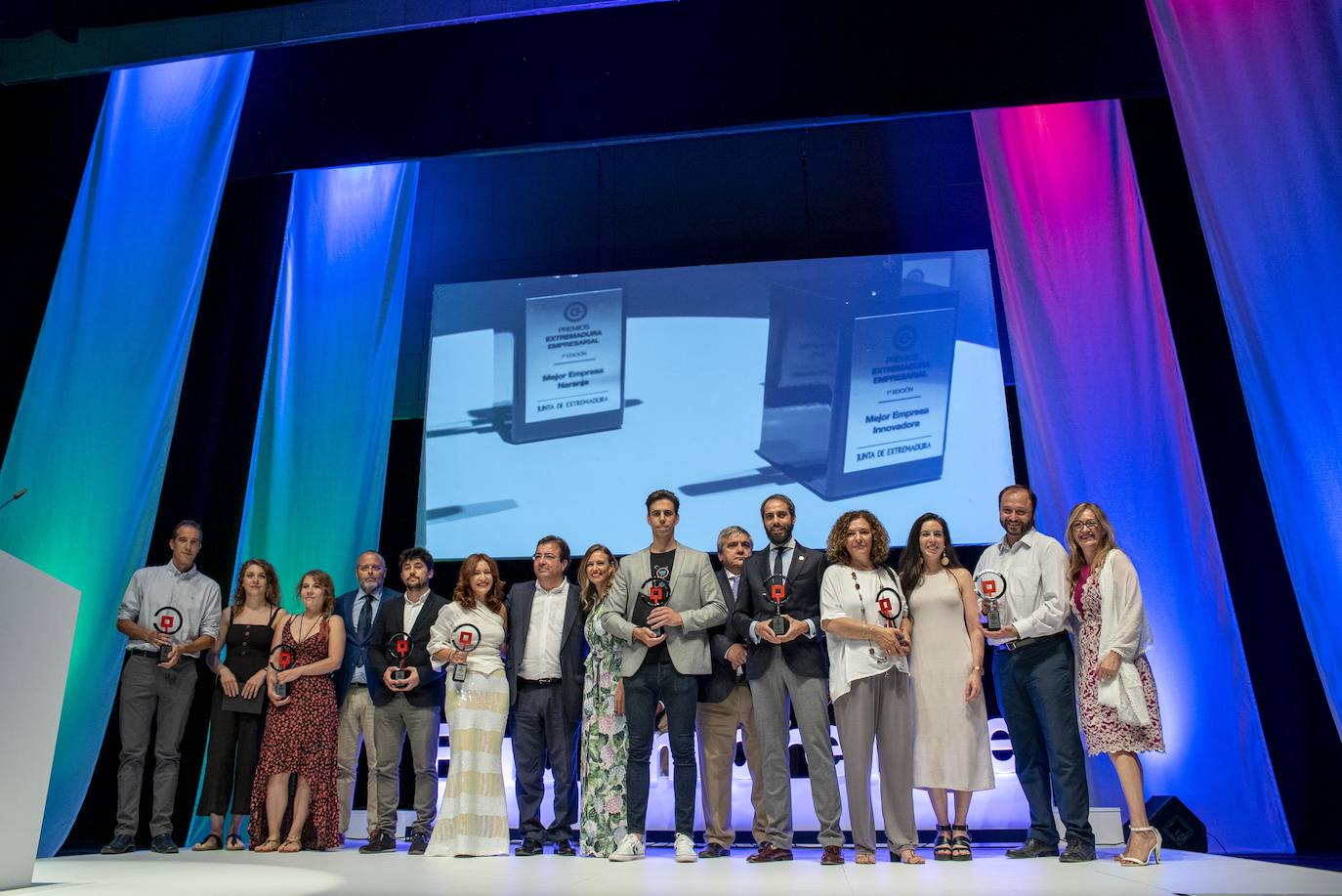 Los ocho galardonados posan junto al Presidente de la Junta, Fernández Vara. :: Cedida