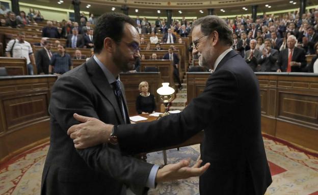 Antonio Hernando felicita a Mariano Rajoy tras ser investido presidente del Gobierno.