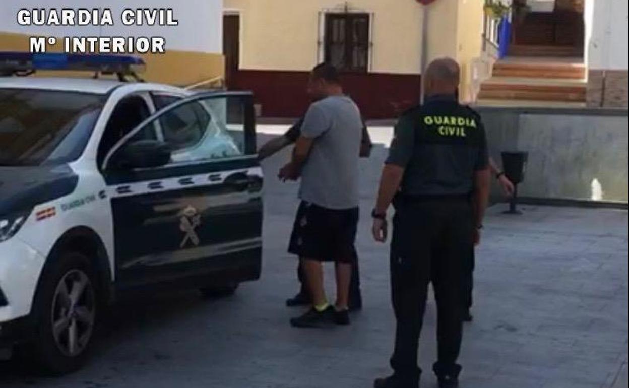 La Guardia Civil de Cáceres detiene en Málaga al autor de numerosas estafas por Internet