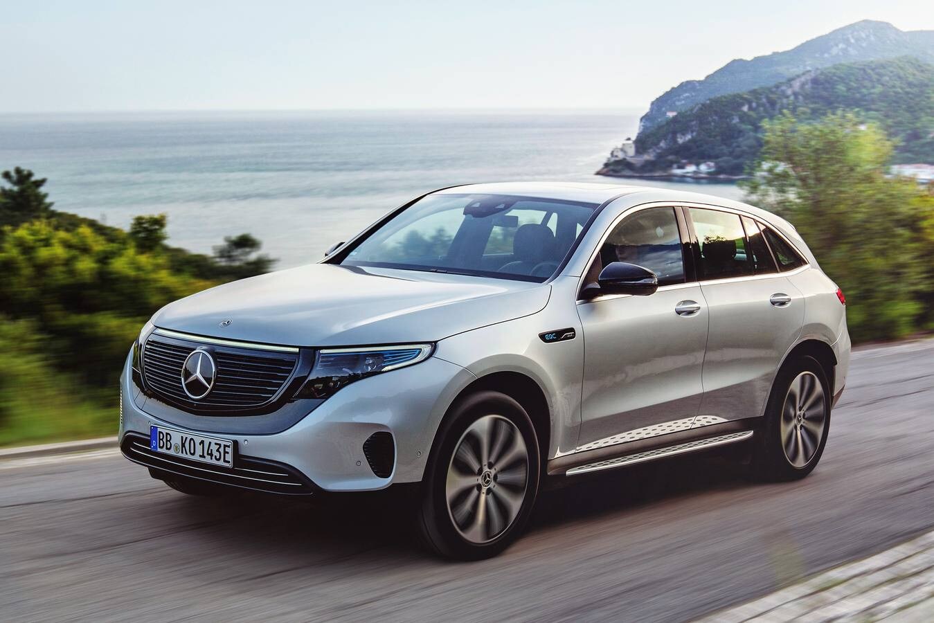 Llega el SUV eléctrico de Mercedes, el EQC. Y como suele ser norma en la marca, lo hace a lo grande, con una autonomía de 471 kilómetros y nuevas vías en el campo de la electromovilidad.