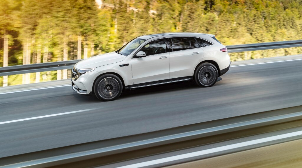 Llega el SUV eléctrico de Mercedes, el EQC. Y como suele ser norma en la marca, lo hace a lo grande, con una autonomía de 471 kilómetros y nuevas vías en el campo de la electromovilidad.