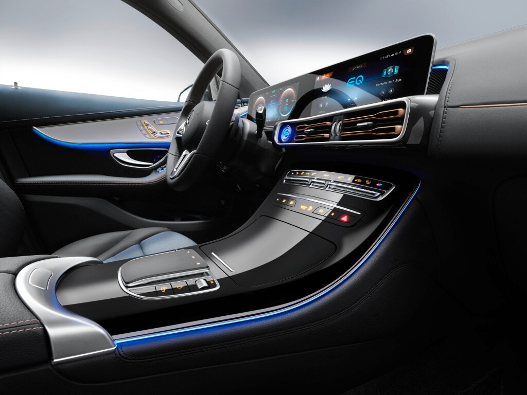 Llega el SUV eléctrico de Mercedes, el EQC. Y como suele ser norma en la marca, lo hace a lo grande, con una autonomía de 471 kilómetros y nuevas vías en el campo de la electromovilidad.