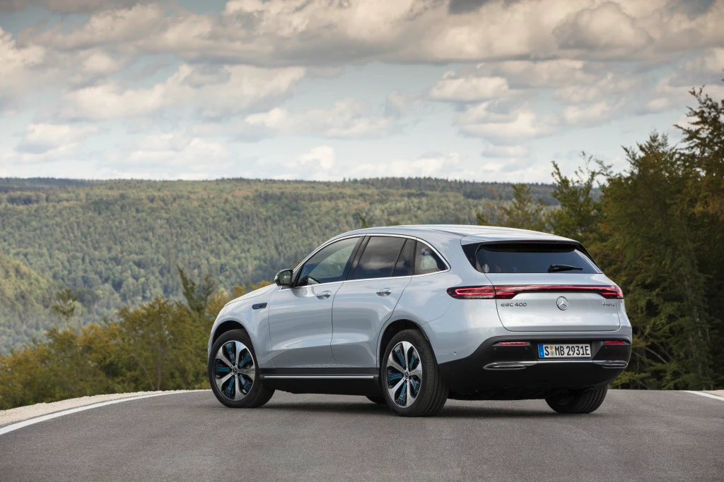 Llega el SUV eléctrico de Mercedes, el EQC. Y como suele ser norma en la marca, lo hace a lo grande, con una autonomía de 471 kilómetros y nuevas vías en el campo de la electromovilidad.