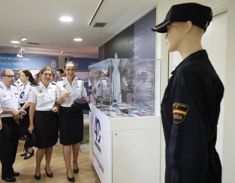 La capital extremeña es la quinta ciudad que acoge esta muestra, uno de los actos más importantes de la celebración durante todo este año del 40 aniversario de la incorporación de la mujer a la Policía Nacional