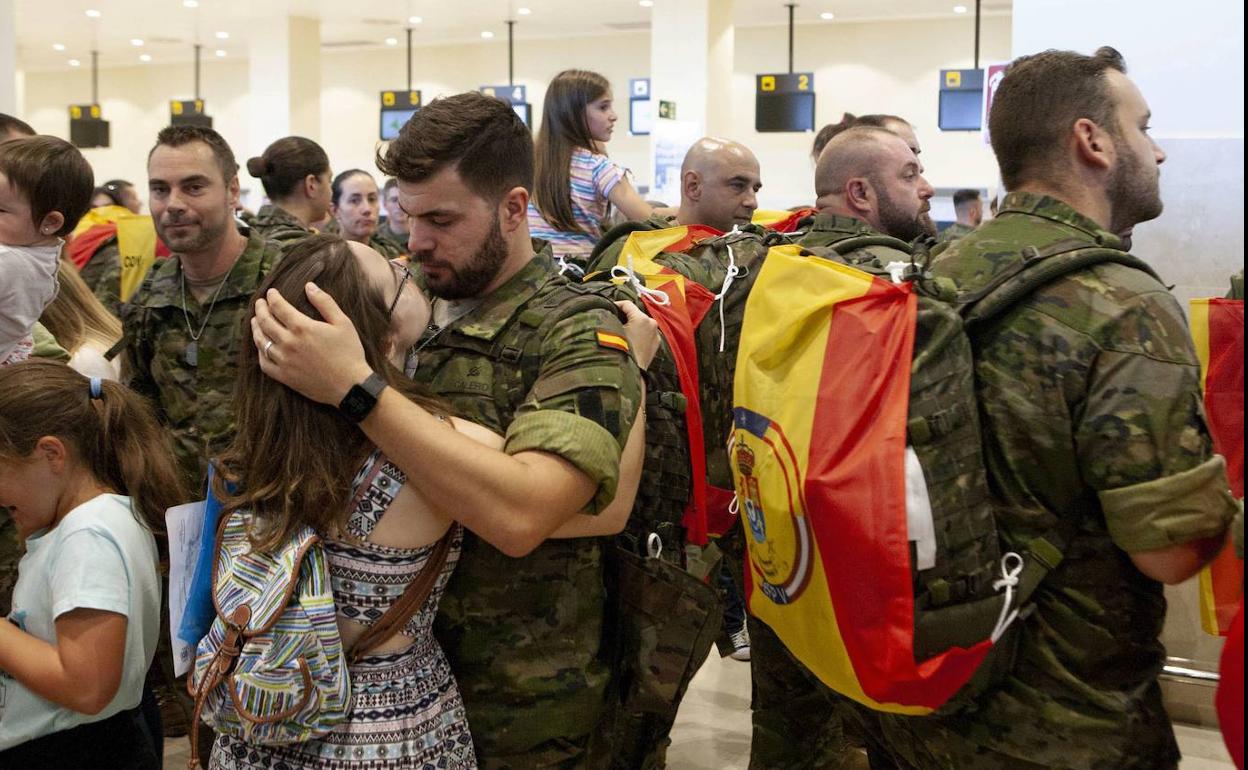 Militares que se despidieron de sus familiares en el aeropuerto pacense hace una semana.