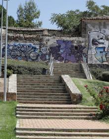 Imagen secundaria 2 - Arriba, Antonio Pariente con imágenes del proyecto; abajo a la izquierda, aspecto que tendrá el templo en su interior; y a la derecha, estado actual de la ermita. 