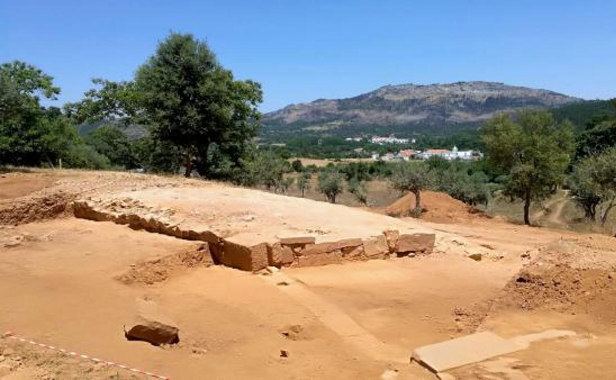 Entrada al anfiteatro descubierto. 