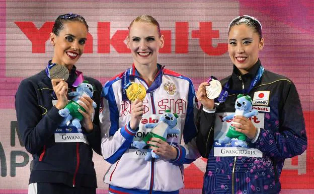 Ona Carbonell posa con la plata, junto a Svetlana Romashina (oro) y Yukiko Inui (plata).