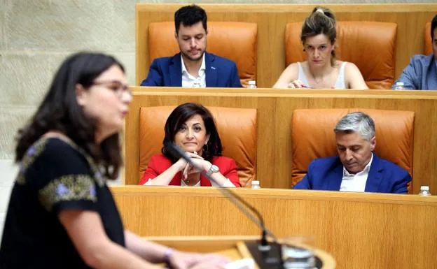 Concha Andreu (PSOE) interviene en el Parlamento de La Rioja ante la mirada de Raquel Romero (Unidas Podemos)