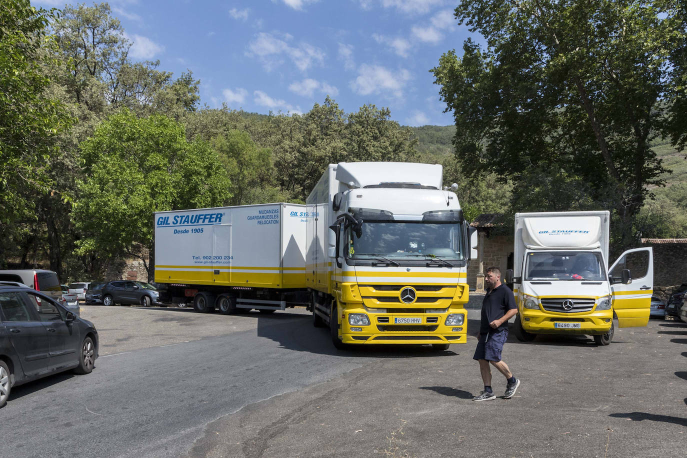 Camiones que trasladaron los libros desde Madrid en las puertas del Monasterio de Yuste ayer. :: 