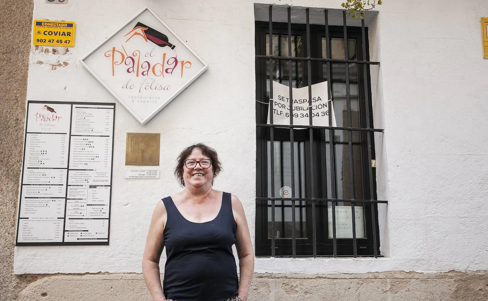 Felisa López, delante de la fachada de su restaurante. :: 