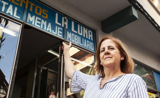 Isabel Lázaro en la fachada de su tienda de menaje, que se inauguró en 1969. :: 