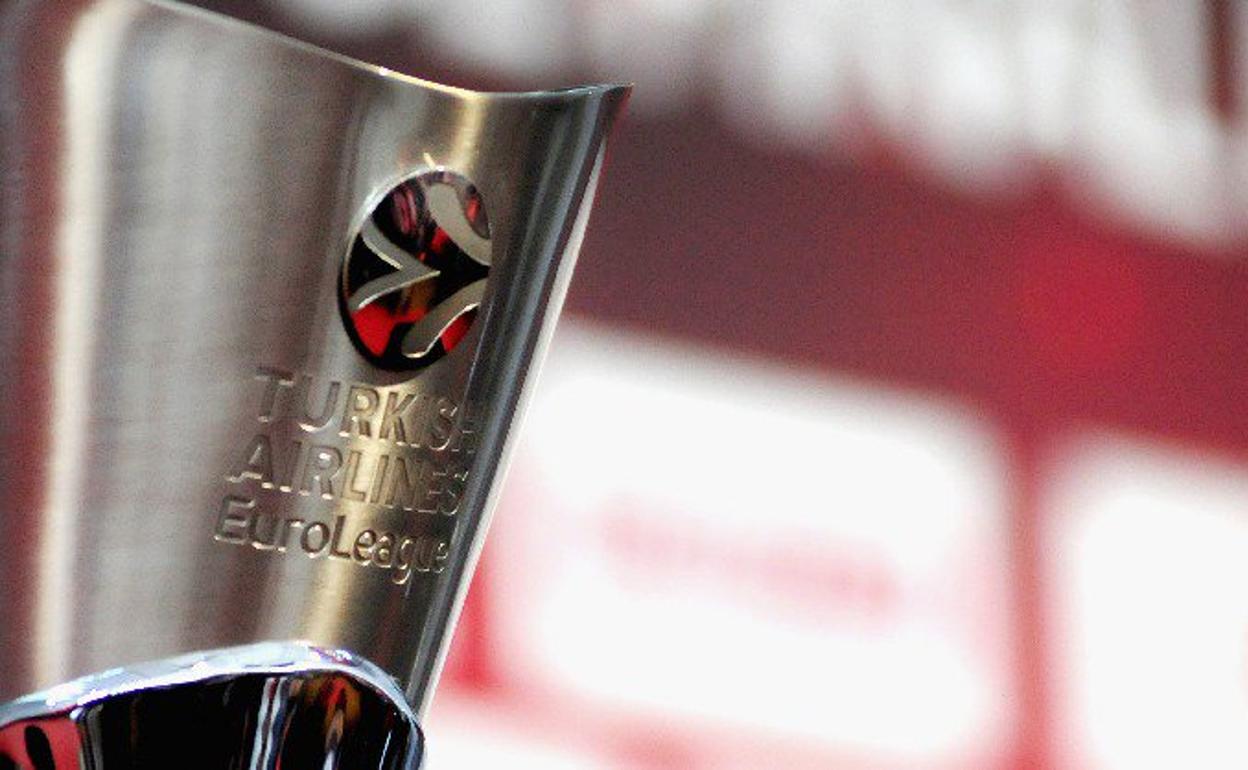El trofeo de la Euroliga. 