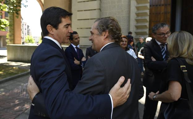Carlos Torres, presidente del BBVA, saluda a Ignacio Ybarra.