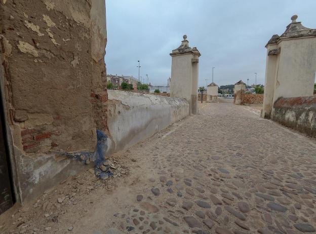 La piel del Hornabeque de Badajoz se cae a trozos