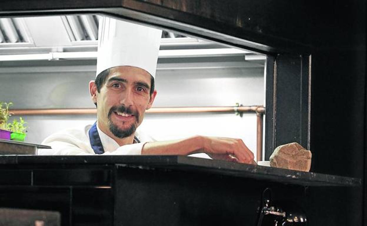 Ricardo Fernández, en su cocina de 'Farragua':: 