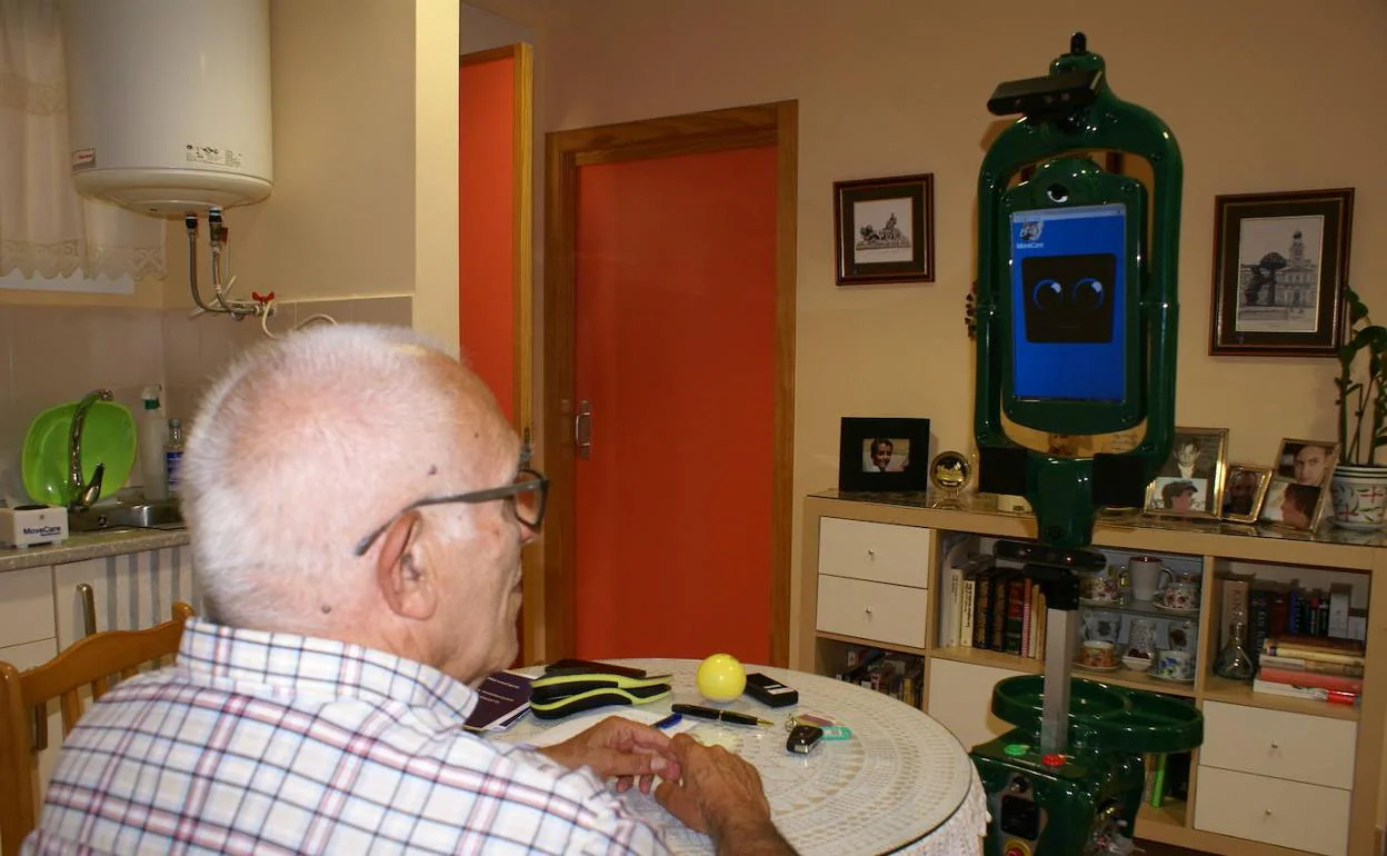 El robot interactúa con un mayor en uno de los apartamentos del centro residencial Servimayor. :: E.G.R.