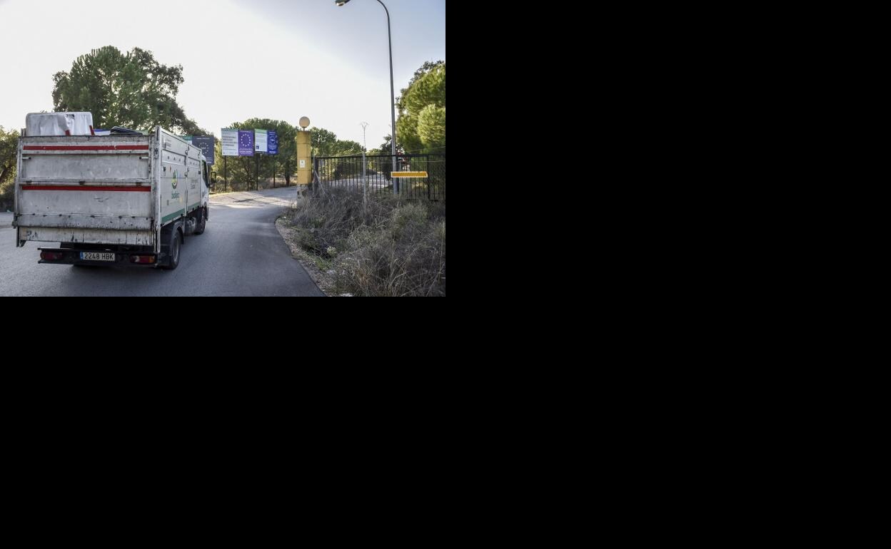 Imagen de archivo de un camión entrando en las instalaciones del Ecoparque.