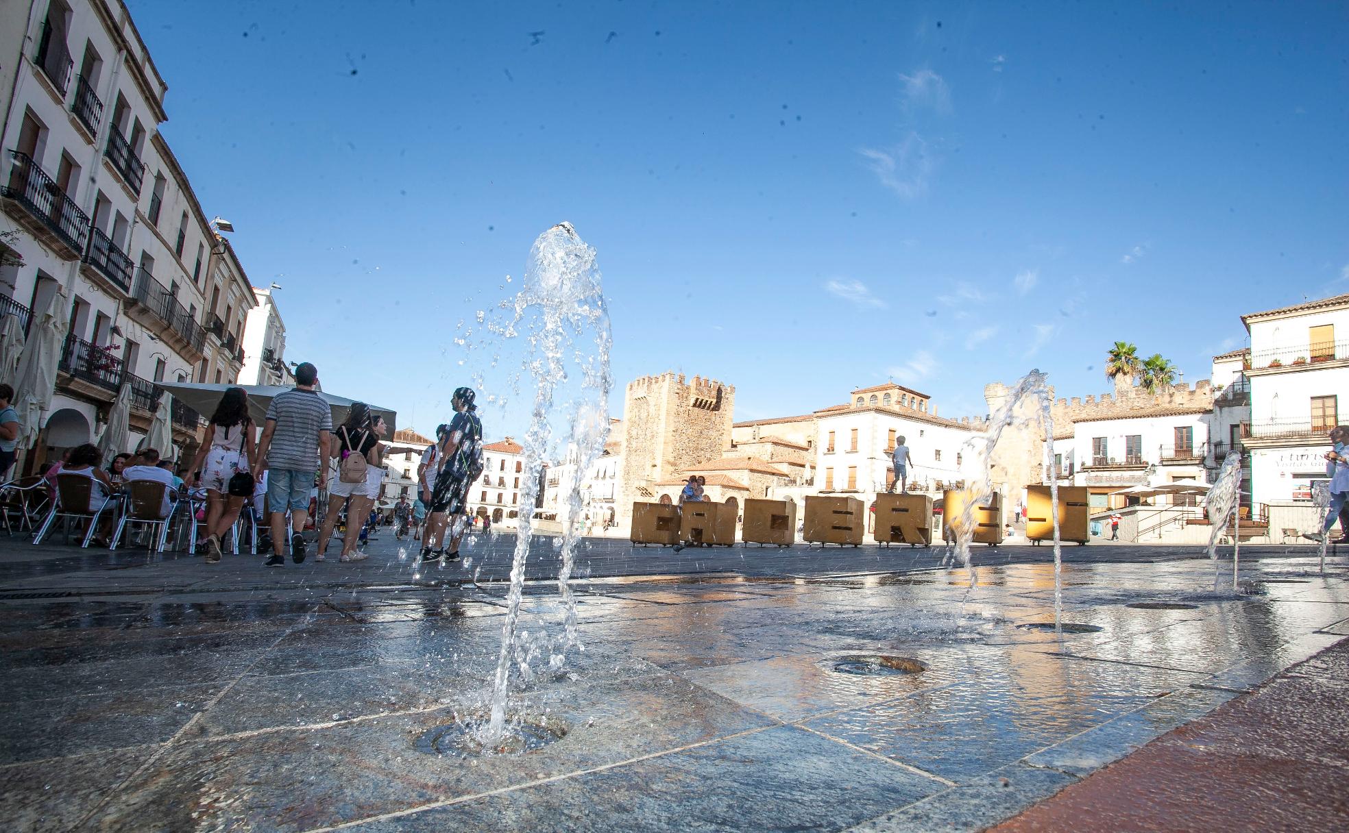 La Plaza Mayor de Cáceres está cerrada al tráfico, aunque se permite el paso de los taxis. Arriba, el foro repleto de coches en la década de los 90 . 