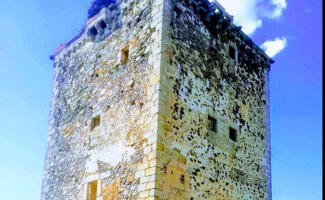 Torre de los Mogollones, situada muy cerca de la ermita. :: cedida