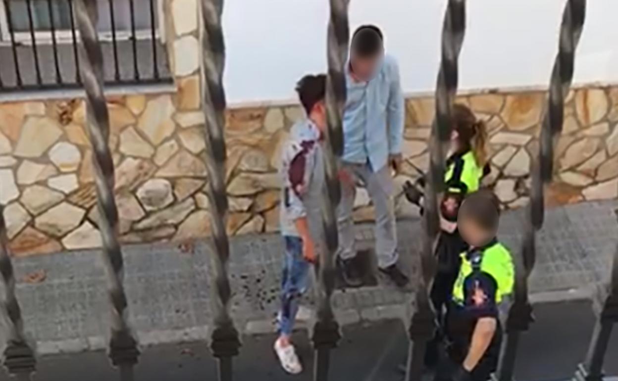 La Policía interroga a uno de los participantes en la pelea.: HOY