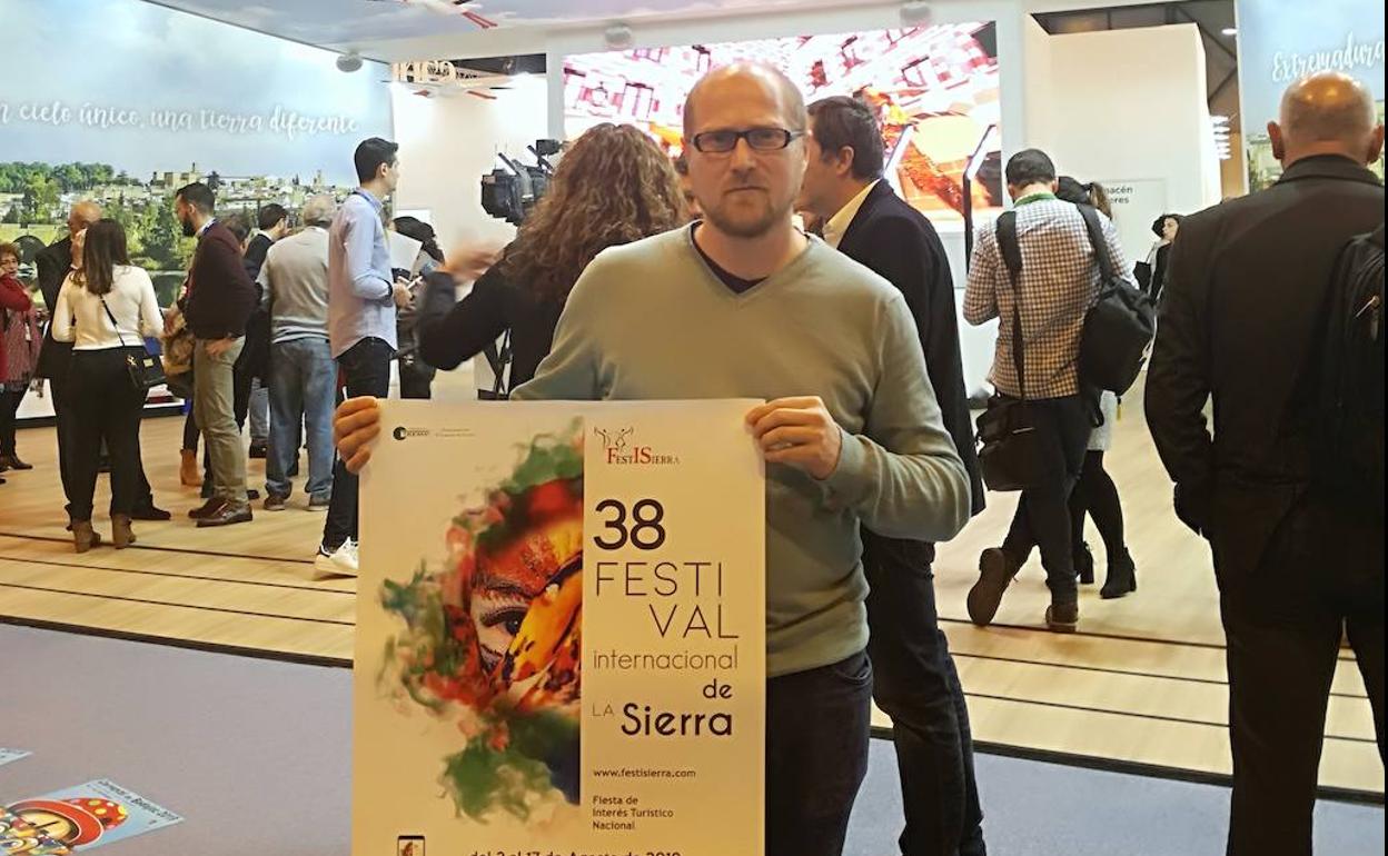 Tomas Duran, director del FIS, con el cartel del festival en la pasada edición de FITUR