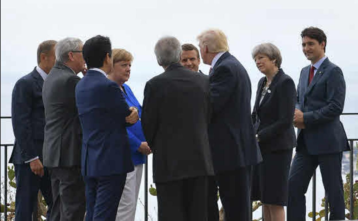 Líderes del G-7 se reúnen durante la cumbre en Taormina, Italia.