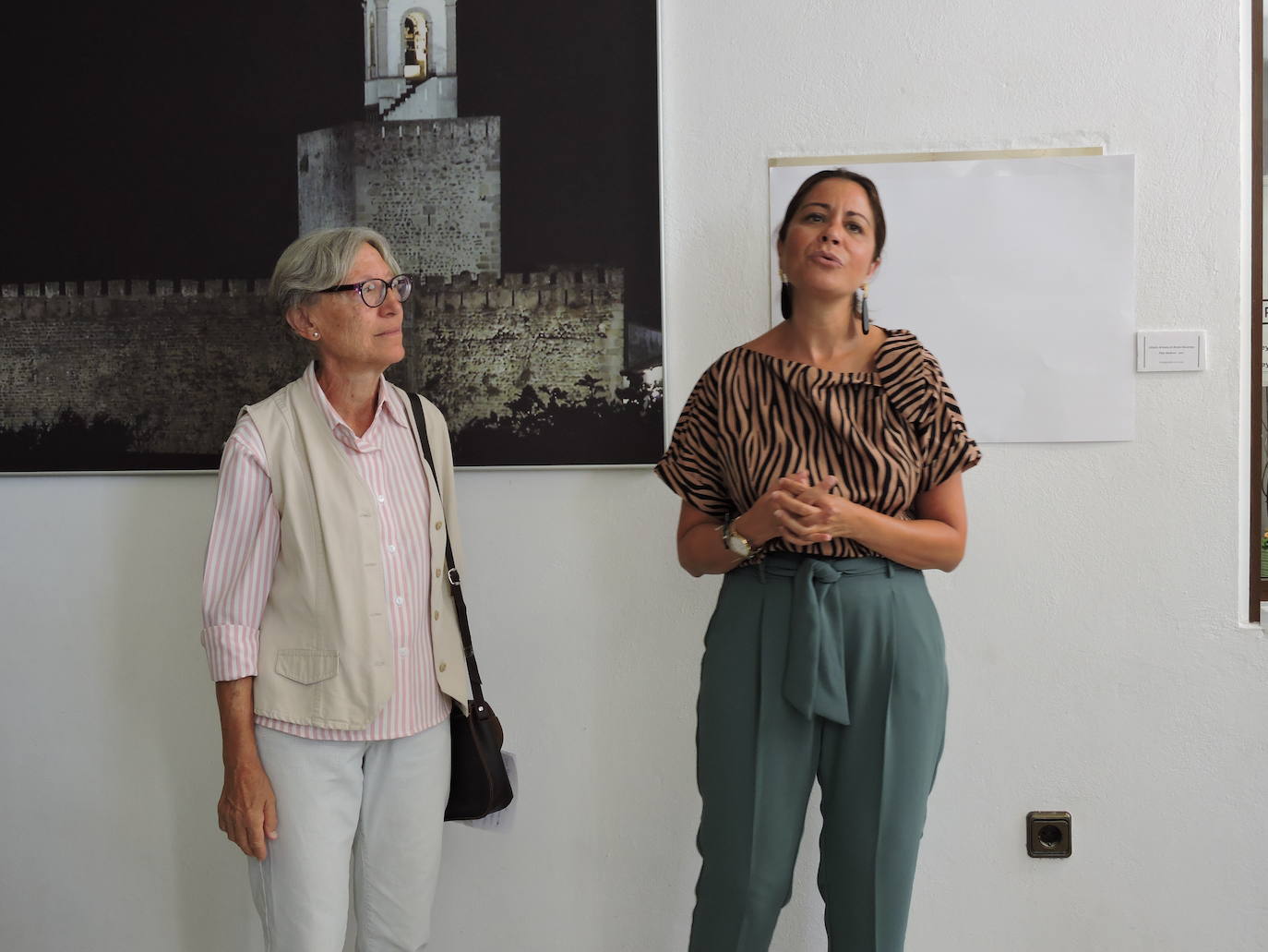 Pilar Molinos y Tina Rodriguez en la inaguración del azulejo
