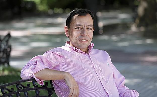 Hernández preside la asociación de custodia compartida. :: L. CORDERO