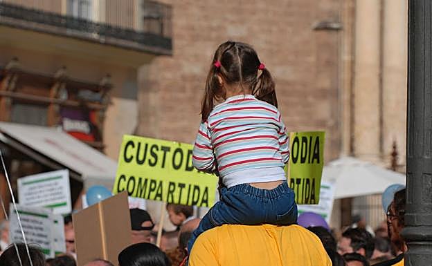 Las sentencias de custodia a favor de la madre se han reducido del 87% al 77% en los últimos cinco años en Extremadura y en España son del 65%. :: HOY