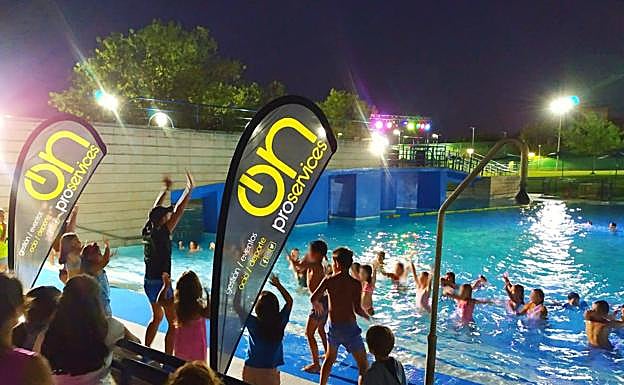 Fiesta en la piscina de la Sociedad Casino de Badajoz. :: HOY