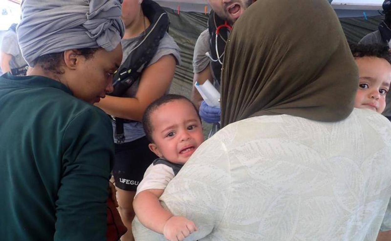 Dos bebés mellizos rescatados en el Mediterráneo por Open Arms cuando su embarcación estaba a punto de naufragar:: EFE