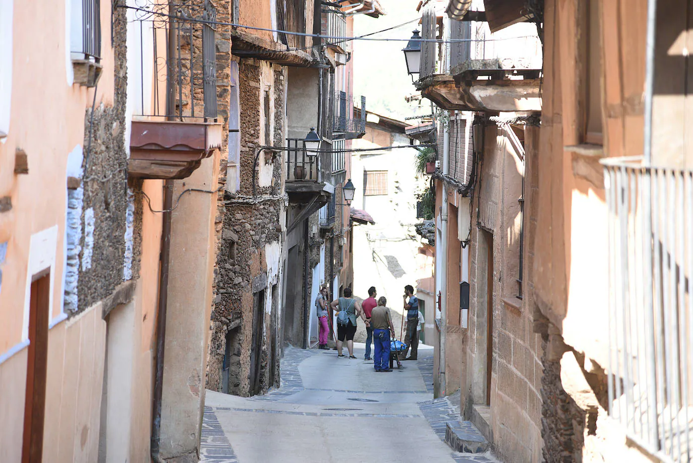 Este emblema del turismo rural en la región por ser uno de los pueblos más bonitos de Extremadura cuenta con una piscina natural en el río Árrago