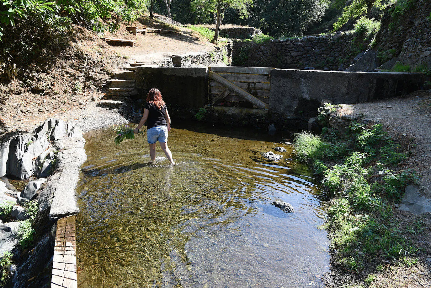 Este emblema del turismo rural en la región por ser uno de los pueblos más bonitos de Extremadura cuenta con una piscina natural en el río Árrago