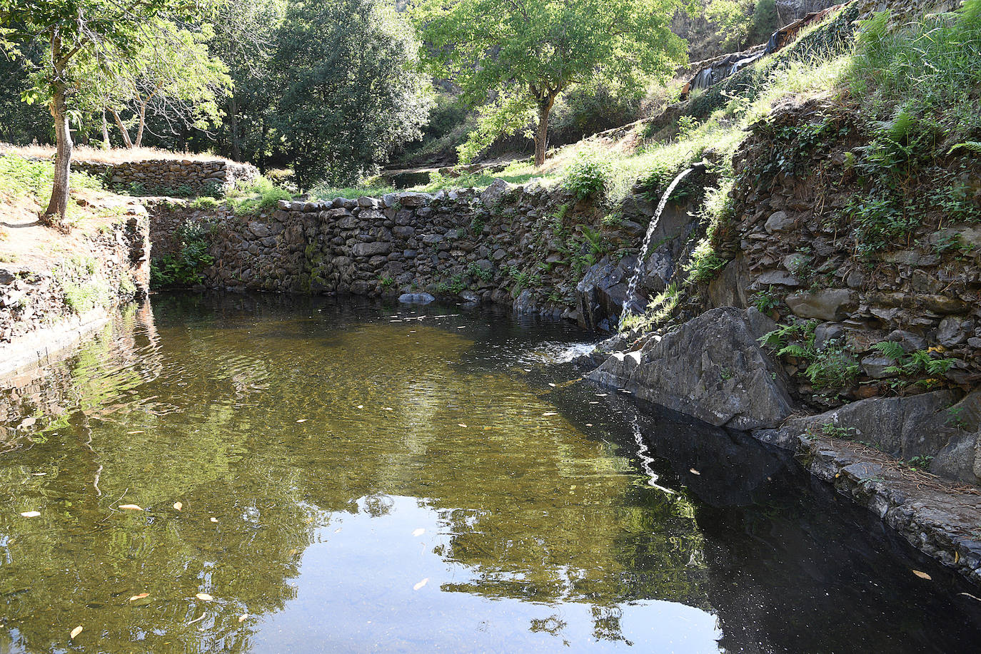 Este emblema del turismo rural en la región por ser uno de los pueblos más bonitos de Extremadura cuenta con una piscina natural en el río Árrago