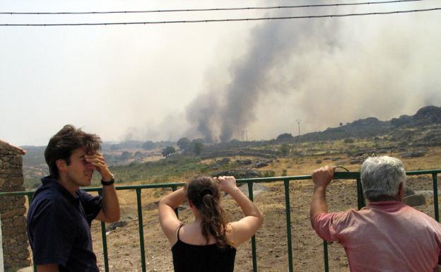 Agosto de 2003. Un incendio en Portugal saltó el Tajo y se llevó por delante 9.750 hectáreas en Valencia de Alcántara:: HOY