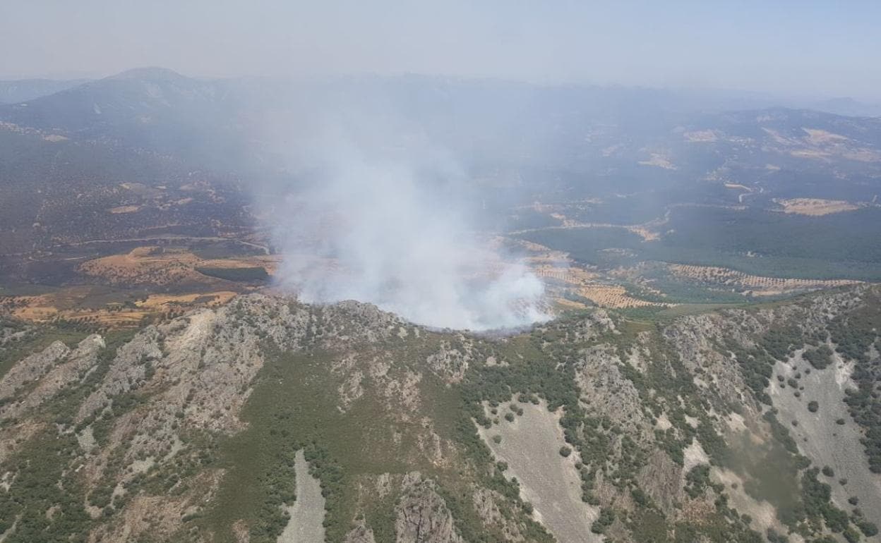 El Infoex controla un incendio forestal en Navezuelas